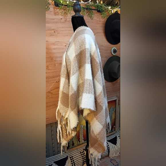 LOFT NWOT Old Money Wrap Poncho Beige Fringe Western - Picture 2 of 10